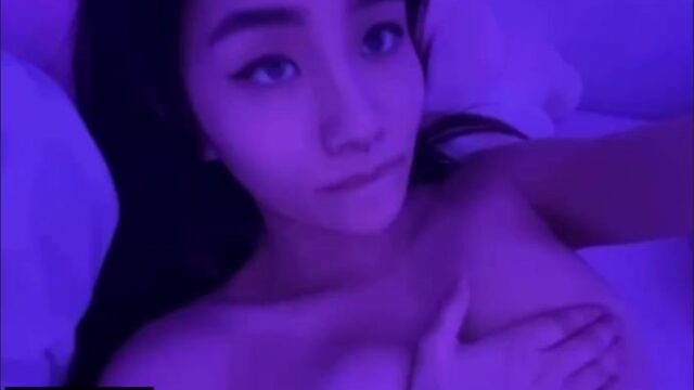 Tiffanobi / kittynobi Onlyfans nude showing off her topless!!!