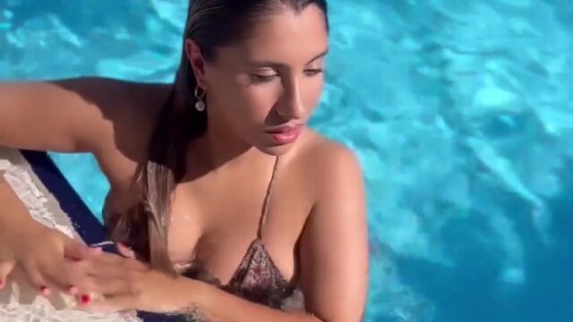 Elif Karaarslan shows off her big breasts in the swimming pool!!!