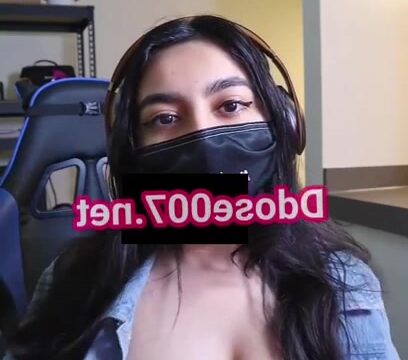 Youtuber Zara Dar nude showing big breasts in during livestream!!!